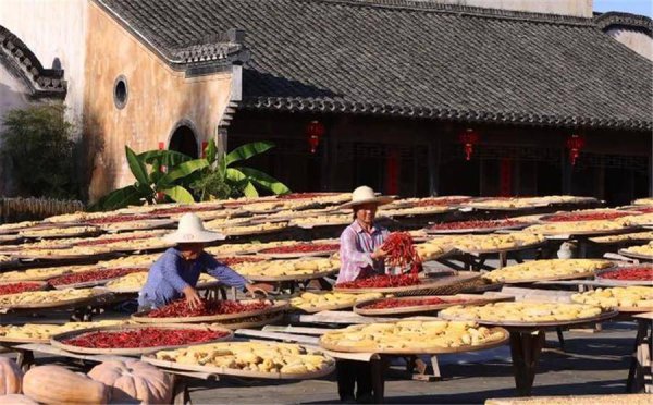 胜亿配资  黄山市徽州区：古村秋色迎客来